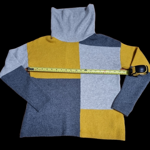 3/$40 Sale! Cute 3 Tone Sweater - Picture 4 of 6